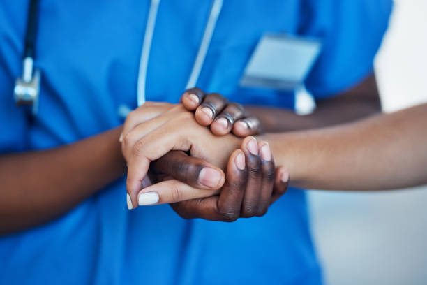 ваши потребности в здравоохранении всегда будут на первом месте - holding hands human hand holding multi ethnic group стоковые фото и изображения
