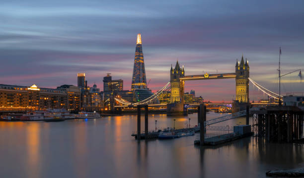 тауэрский мост и осколок в сумерках - tower bridge london england panoramic bridge стоковые фото и изображения