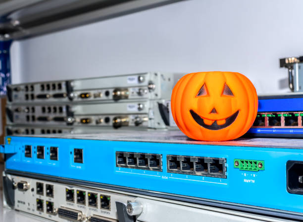 zucca di halloween su attrezzature di rete - data cable center computer network foto e immagini stock