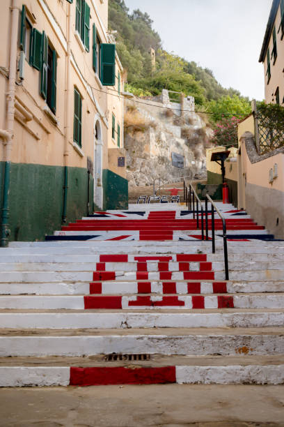 schritte gemalt mit dem union jack in gibraltar - elizabeth ii queen nobility british flag stock-fotos und bilder