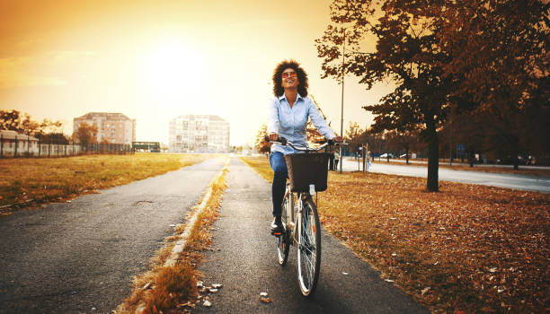 relajante paseo en bicicleta en calles de la ciudad. - easy street fotografías e imágenes de stock