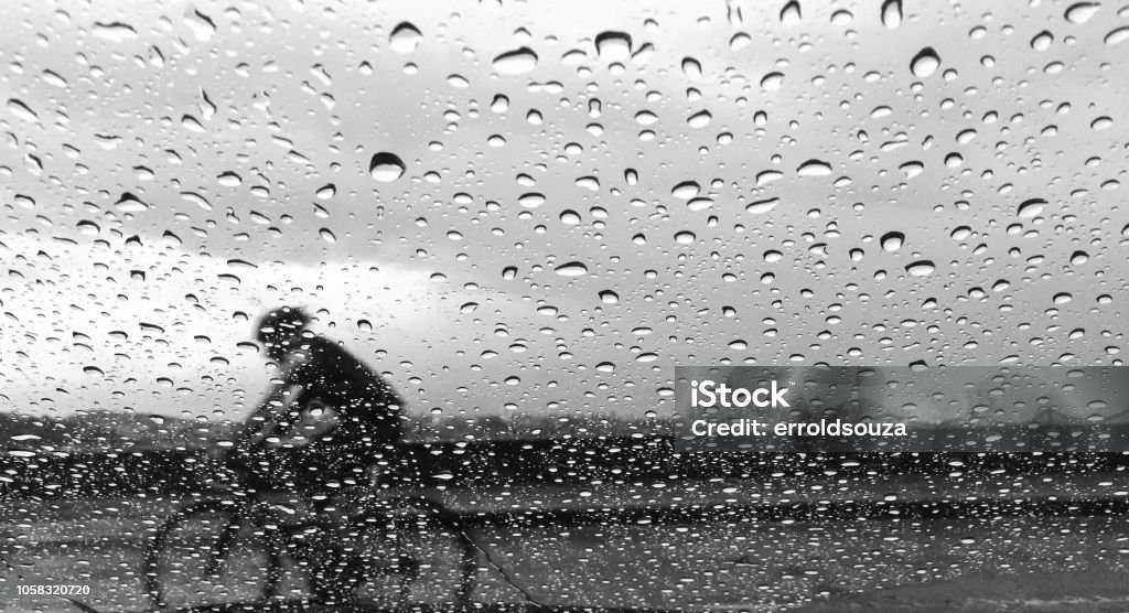 Hombre En La Lluvia Torrencial Foto de stock y más banco de imágenes de Lluvia - Lluvia, Andar en bicicleta, Bicicleta - iStock Hombre En La Lluvia Torrencial Foto de stock y más banco de imágenes de Lluvia - Lluvia, Andar en bicicleta, Bicicleta - iStock
