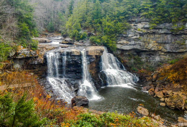 wodospad z rock outcroppings scena przyrody jesienią - natural phenomenon waterfall rock tranquil scene zdjęcia i obrazy z banku zdjęć