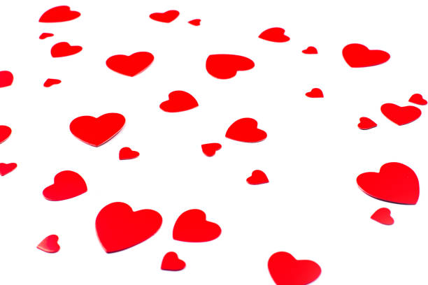 coriandoli a forma di cuore rosso sono isolati sullo sfondo bianco. - heart shape confetti small red foto e immagini stock