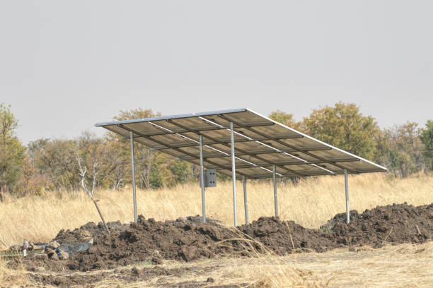 painéis solares em hwange parque nacional zimbabwe áfrica - hwange national park - fotografias e filmes do acervo