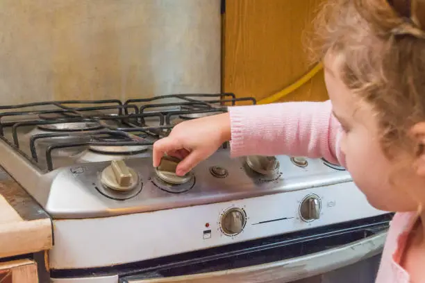 girl, a child includes a gas stove in the absence of adults, the risk of poisoning, fire, explosion
