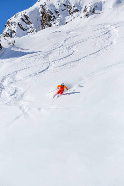 freeride narciarz narty w kierunku kamery - freeride zdjęcia i obrazy z banku zdjęć