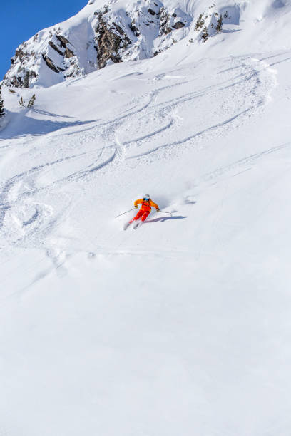freeride esquiador, esqui em direção à câmera - freeride - fotografias e filmes do acervo