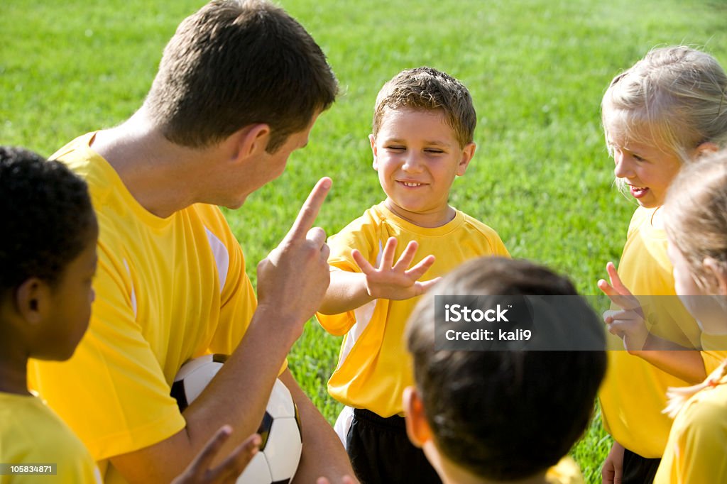 Treinador treino diversificado equipe de jovens jogadores de futebol - Foto de stock de 30 Anos royalty-free