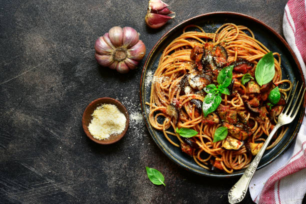 spaghetti alla norma - pâtes italiennes traditionnelles - blé entier photos et images de collection