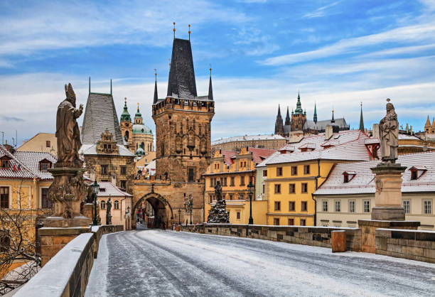 boş charles bridge kış sabahı, prag adlı - st vitus katedrali stok fotoğraflar ve resimler