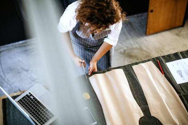 스튜디오에서 작업 하는 재 봉사 - sewing textile garment industry 뉴스 사진 이미지