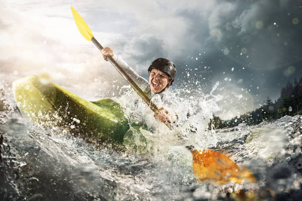 whitewater kayaking, kayak extremo. una mujer en un kayak navega en un río de montaña - rápido río fotografías e imágenes de stock