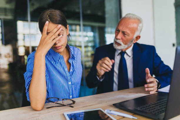 koledzy kłócą się w miejscu pracy - arguing business person harassment people zdjęcia i obrazy z banku zdjęć