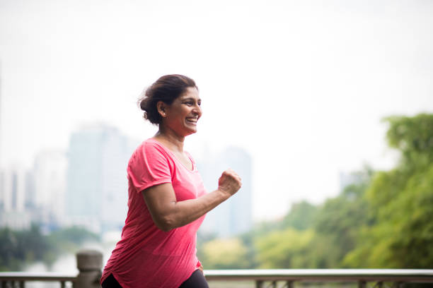 donna anziana attiva che gode di uno stile di vita sano - running jogging asian ethnicity women foto e immagini stock