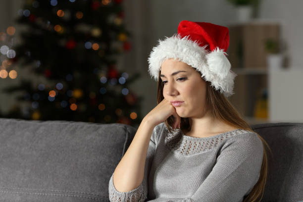 fille frustrée au moment de noël à la maison - holiday emotional stress christmas santa claus photos et images de collection