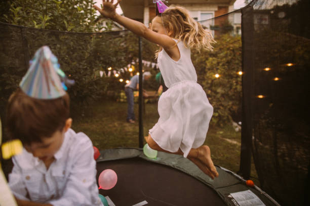 fête d’anniversaire sur un trampoline - smiling little girls little boys autumn photos et images de collection