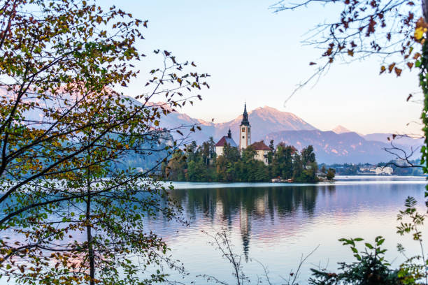 ancora lago di bled in slovenia con chiesa su un'isola al tramonto - mountain alpenglow glowing lake foto e immagini stock