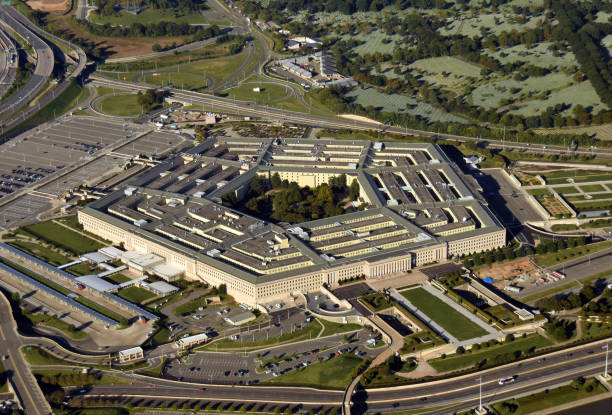 the pentagon aerial view - pentagon imagens e fotografias de stock
