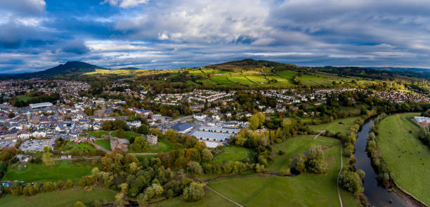 vista aérea do galês cidade abergavenny - monmouth wales - fotografias e filmes do acervo