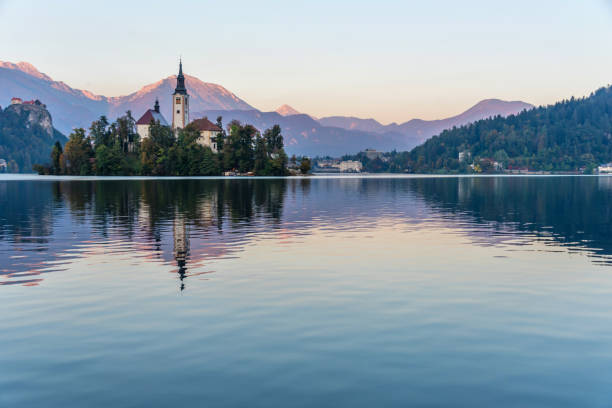 ancora lago di bled in slovenia con chiesa su un'isola al tramonto - mountain alpenglow glowing lake foto e immagini stock
