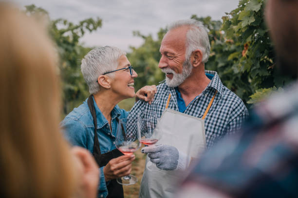 starsza para pijąca wino - senior adult caucasian farmer grape harvesting zdjęcia i obrazy z banku zdjęć