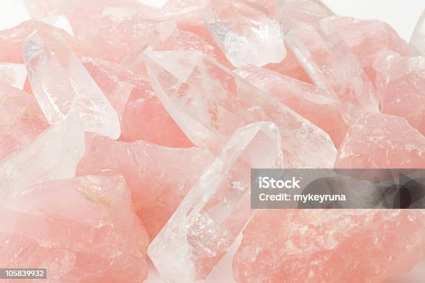 Quartzorosa E Cristal - Fotografias de stock e mais imagens de Quartzo-rosa - Quartzo-rosa, Cristal, Quartzo