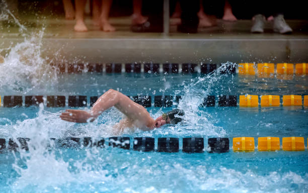 carrera freestyle de la natación joven para deportes escolares - early teens child swimming pool swimming fotografías e imágenes de stock