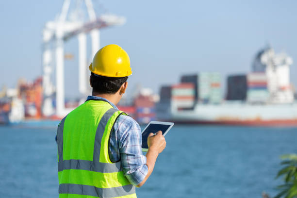 envase de la inspección en puerto - industrial ship dock worker engineer harbor fotografías e imágenes de stock