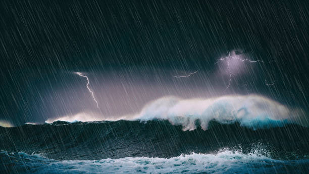 thunderstorm in the sea with big waves and lightning - flowing water flash imagens e fotografias de stock