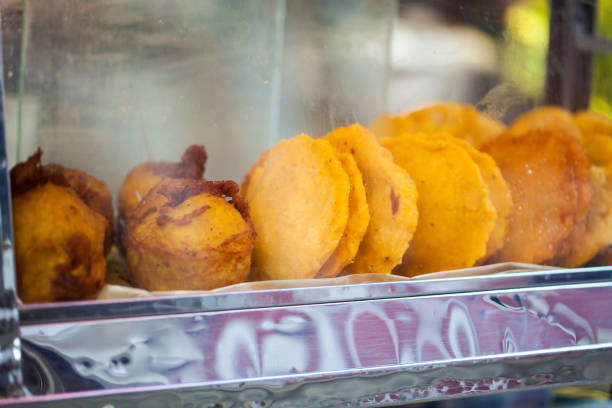 rue vente d’aliments frits typiques à cartagena de indias - food caribbean street cartagena photos et images de collection