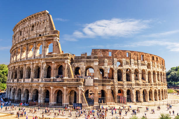 de roman colosseum in de zomer - rome italië stockfoto's en -beelden