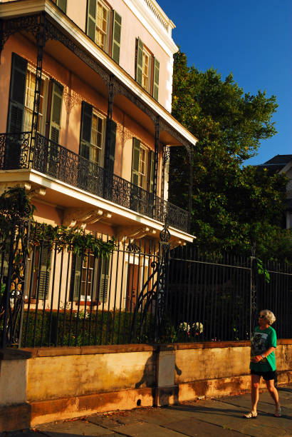 una donna adulta cammina per le case a charleston, carolina del sud - day vertical palmetto south carolina foto e immagini stock