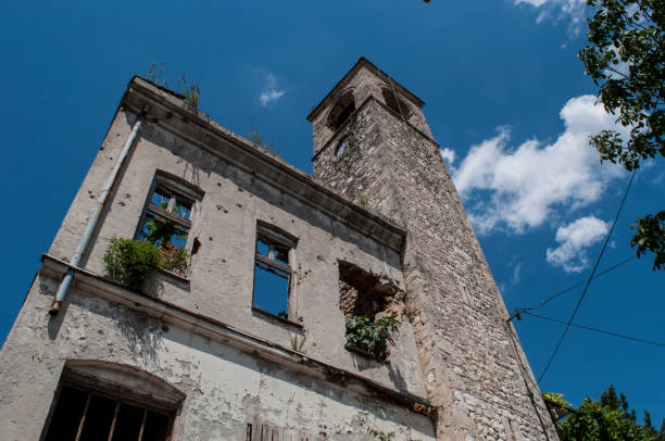 bosnie : vue de la tour de l’horloge (sahat kula), un exemple important de la période ottomane proliﬁque, daté de 1630, bombardé et endommagé pendant la guerre de bosnie (1992-1995) - mostar photos et images de collection