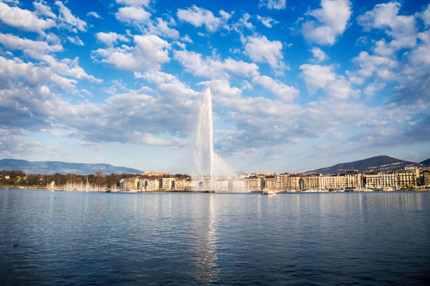 bela vista do horizonte histórico de genebra com a famosa fonte de jet d'eau no distrito do porto na bela de genebra, suíça - lake geneva - fotografias e filmes do acervo