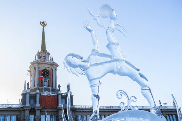 figura ghiacciata di calciatore con palla sullo sfondo del municipio, dedicata al mundial 2018, nel centro di ekaterinburg. - fifa world cup foto e immagini stock