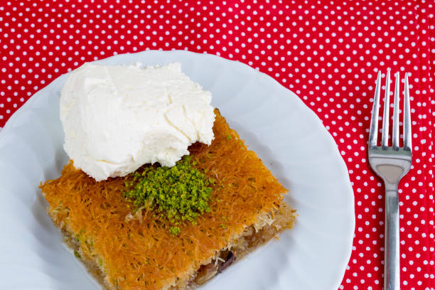 traditionelle leckere türkische nachspeise; tel kadayif. zerkleinerten teig gebacken in sirup garniert mit nüssen - 5087 stock-fotos und bilder