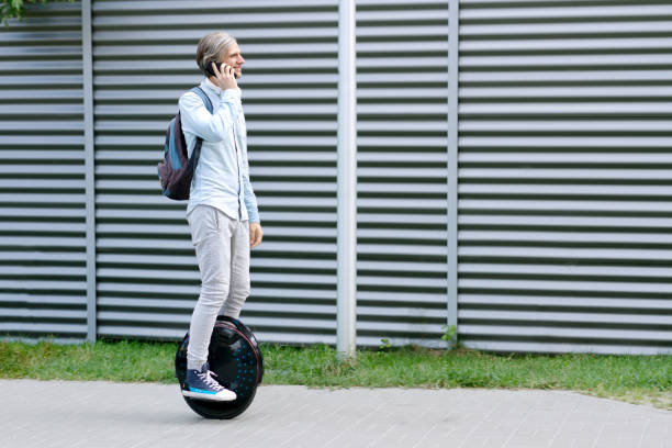 monocycle électrique futuriste auto équilibrage de roue. concept de transport écologie - unicycling photos et images de collection