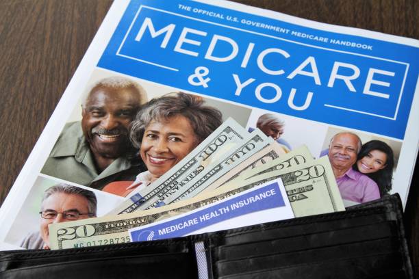 karty medicare i social security z gotówką i podręcznikiem medicare - wallet wealth bill one hundred dollar bill zdjęcia i obrazy z banku zdjęć