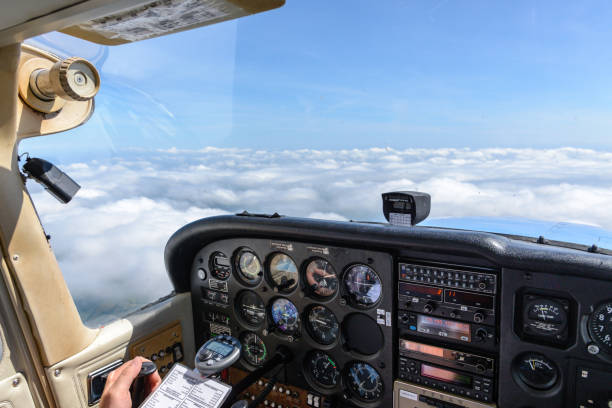 ausblick aus einem cockpit eines flugzeuges - vista da cabina - fotografias e filmes do acervo