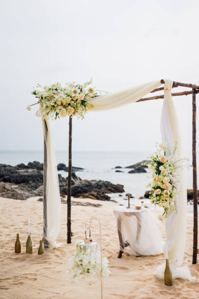 un dolce arco nuziale su una spiaggia sabbiosa la sera. cerimonia nuziale in stile tropicale. - 2323 foto e immagini stock
