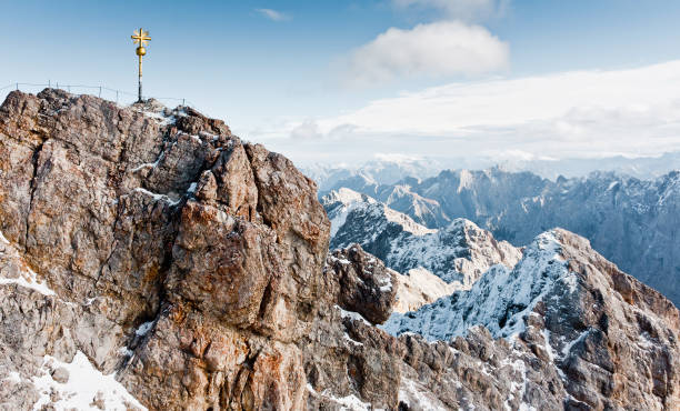 signer au sommet de la montagne zugspitze. monument célèbre en bavière. la plus haute montagne en allemagne. clair et ensoleillée journée dans les montagnes des alpes. sommets enneigés des montagnes. - zugspitze mountain photos et images de collection