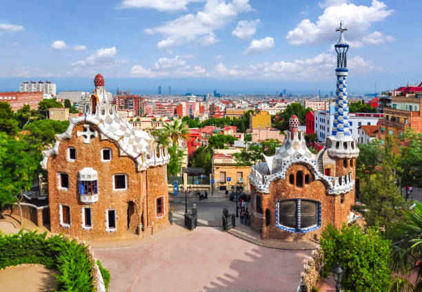 pavillons im park güell, barcelona, spanien - parc guell stock-fotos und bilder