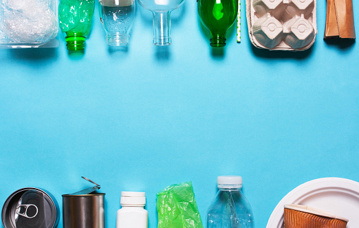 Basura Sobre Un Fondo Azul Foto de stock y más banco de imágenes de Reciclaje - Reciclaje, Embalaje, Basura - iStock Basura Sobre Un Fondo Azul Foto de stock y más banco de imágenes de Reciclaje - Reciclaje, Embalaje, Basura - iStock
