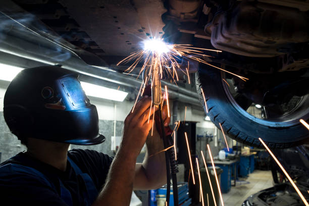 mecânico de soldagem - mechanic auto repair shop manual worker men - fotografias e filmes do acervo