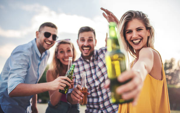 パーティーの時間です。屋外のパーティーで楽しんでいる若い人たちのグループです。ライフ スタイル、楽しいコンセプト - パーティー 海外 ストックフォトと画像