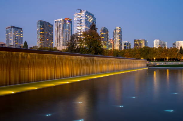 bellevue downtown park a twilight, washington-usa - bellevue washington state foto e immagini stock