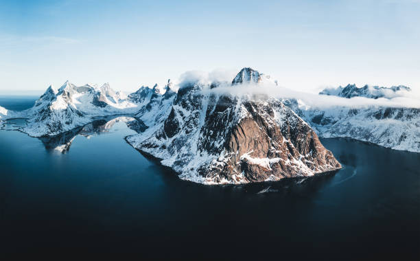 노르웨이에서 reine 프리의 항공 보기 - cloud fjord bay island 뉴스 사진 이미지