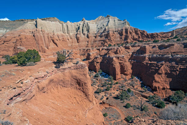 deep canyon below a colorful ridge - red rocks rock canyon escarpment imagens e fotografias de stock