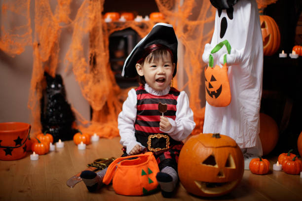 garota da criança vestida tocando na festa de halloween - baby pirate costume toddler - fotografias e filmes do acervo